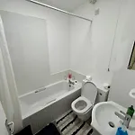 Central One-Bedroom Flat - Free Private Parking