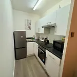 Central One-Bedroom Flat - Free Private Parking