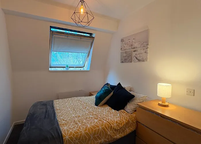 Central One-Bedroom Flat - Free Private Parking