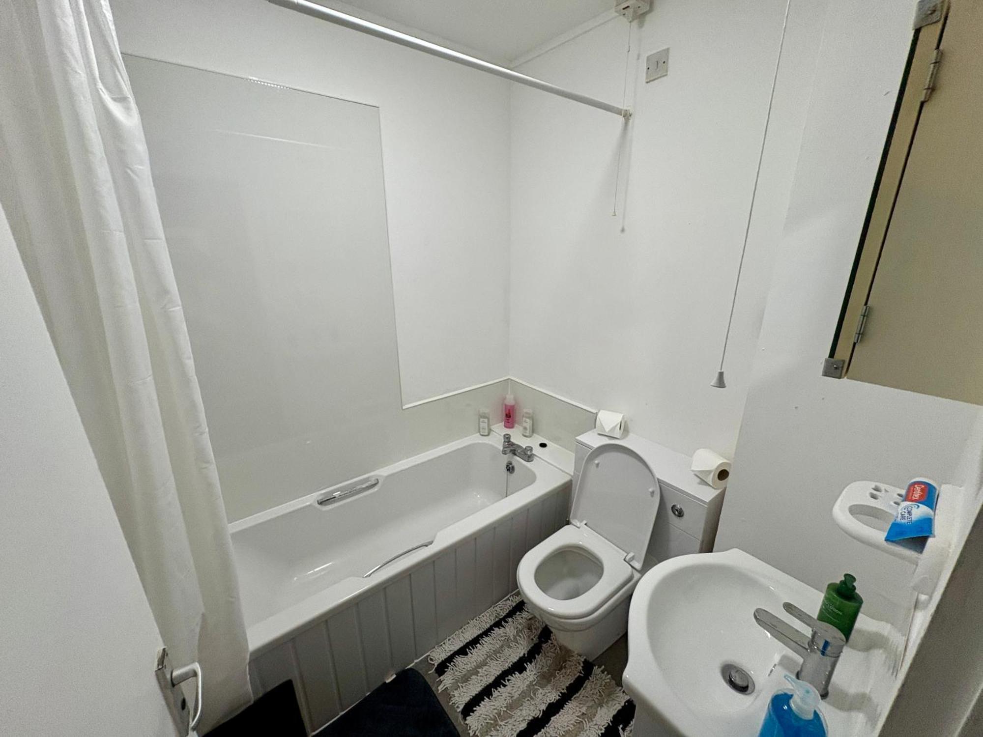 Apartment One-bedroom Flat - Free Private Parking